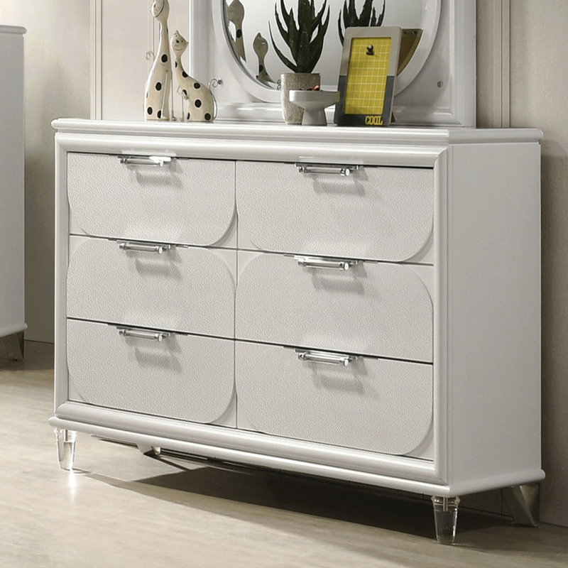 Commode contemporaine en acrylique blanc perle avec poignées en acrylique et panneaux en relief