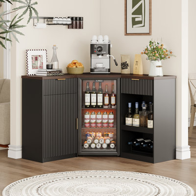  Armoire de bar en L 47 po avec espace pour réfrigérateur, armoire à café avec station de charge, support à vin, tablettes réglables et rangement pour la cuisine, la salle à manger et le salon