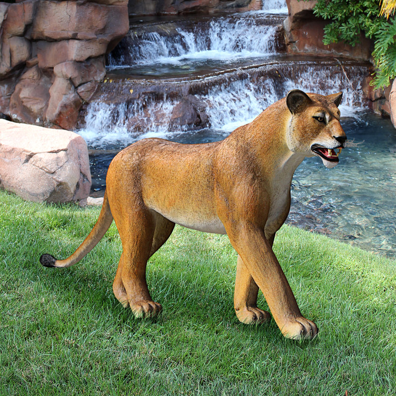 Statue de jardin lionne à l'affût