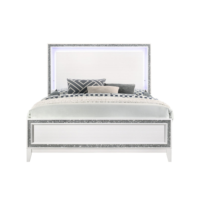Grand lit avec effet à DEL, tête de lit à panneau d'apparence blanche, garniture argentée, éclairage sans option de rangement, blanc