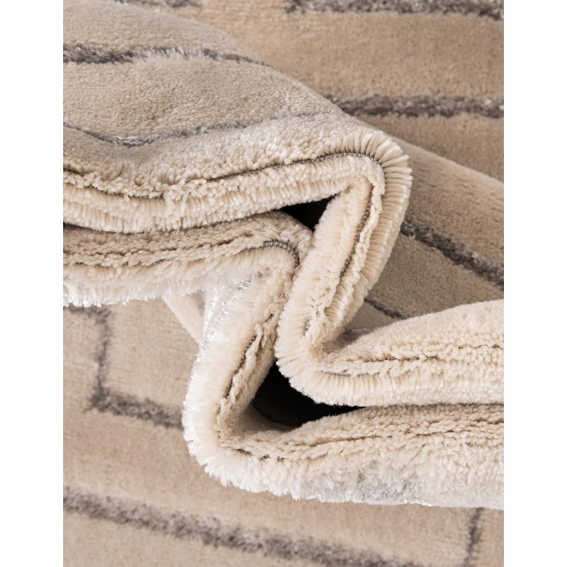 Tapis blanc et argent Latitude Run® Mirage Novica, Rectangle 4 pi 1 po x 6 pi 1 po