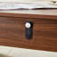 Table de rangement multifonctionnelle en MDF à serrure à combinaison conçue pour les armes à feu et le vin, optimisant l'efficacité de l'espace.
