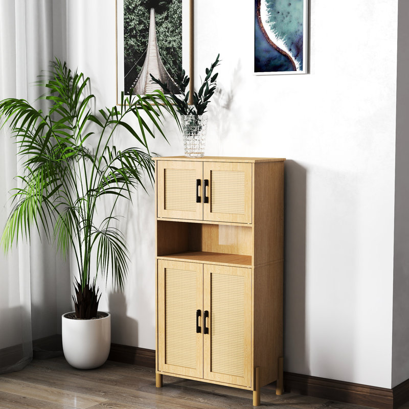 Armoire de rangement Mid-Century moderne à 4 portes avec tablettes tissées et réglables. Convient à une organisation de salon ou de salle à manger. Quatre conceptions efficaces avec tablettes. Organisé