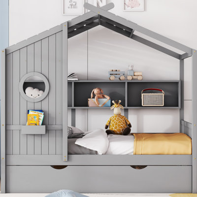 Lit double en bois pleine grandeur de couleur grise avec lit gigogne et tablette de rangement, conception moderne pour un sommeil de jeu imaginatif, une retraite semi-fermée confortable, organisation à trois tablettes, fabrication en bois de pin,