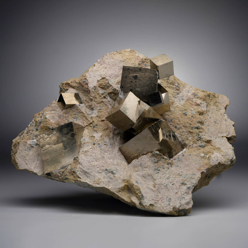 Pyrite cubique espagnole sur une matrice