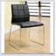 Ensemble de 2 chaises d'appoint rembourrées en similicuir noir et chrome, parfaites pour les intérieurs modernes et les sièges confortables