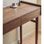 Bureau intégré minimaliste avec coiffeuse en noyer minimaliste, idéal pour les petites chambres