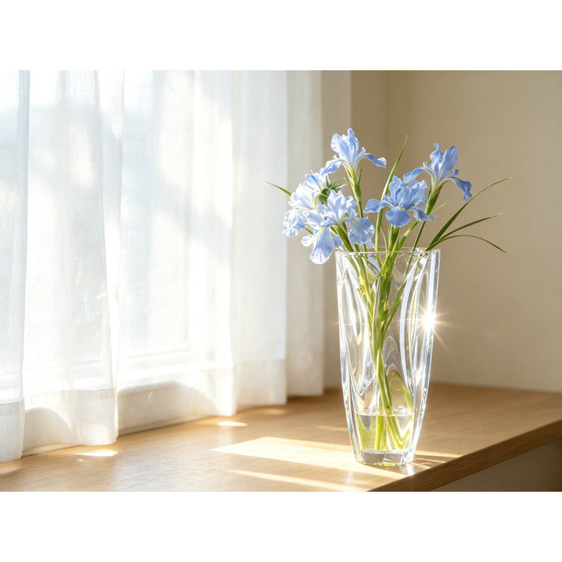Vase Cassia en cristal sans plomb, au design optique contemporain à spirale diagonale, élégant objet de décoration pour fleurs fraîches ou à exposer seul.