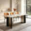 Table de salle à manger en pierre frittée avec un plateau rectangulaire, avec une base en acier gris avec une finition en grain de bois naturel; peut accueillir 4 à 6 personnes.-133588453-133588451
