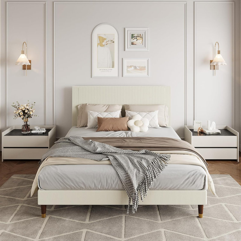 Structure de lit double tapissier pleine grandeur avec lattes en métal, tête de lit moderne, aucun sommier requis, beige