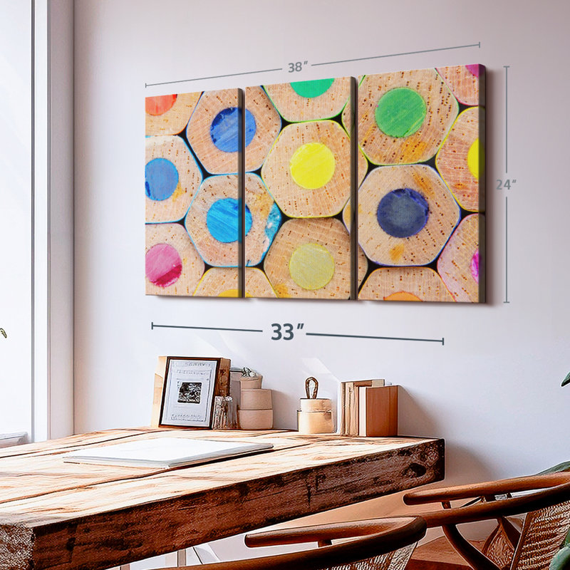 «Stacks Of Dessin Crayons» sur toile, H 24 po x l 38 po