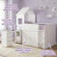 Charmant lit mezzanine simple de style maison avec bureau coulissant coulissant, armoires encastrées et tiroirs pour une chambre d'enfant peu encombrante-2070164330