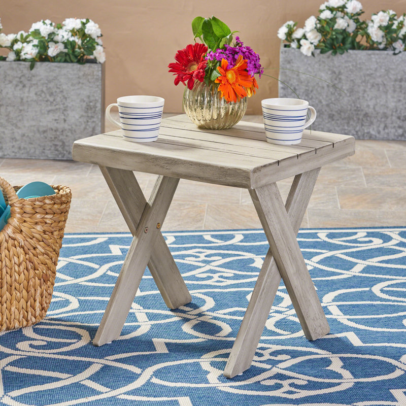 Table d'appoint en bois massif Heatherfield, Sablage gris clair