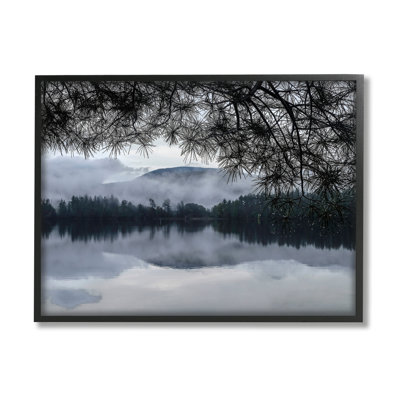 Arbres entourant le lac Hazy Mountainous Landscape par Kelly Sinclair - photographie