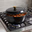 Casserole en fonte émaillée noire matte de 5 pintes avec gants en silicone