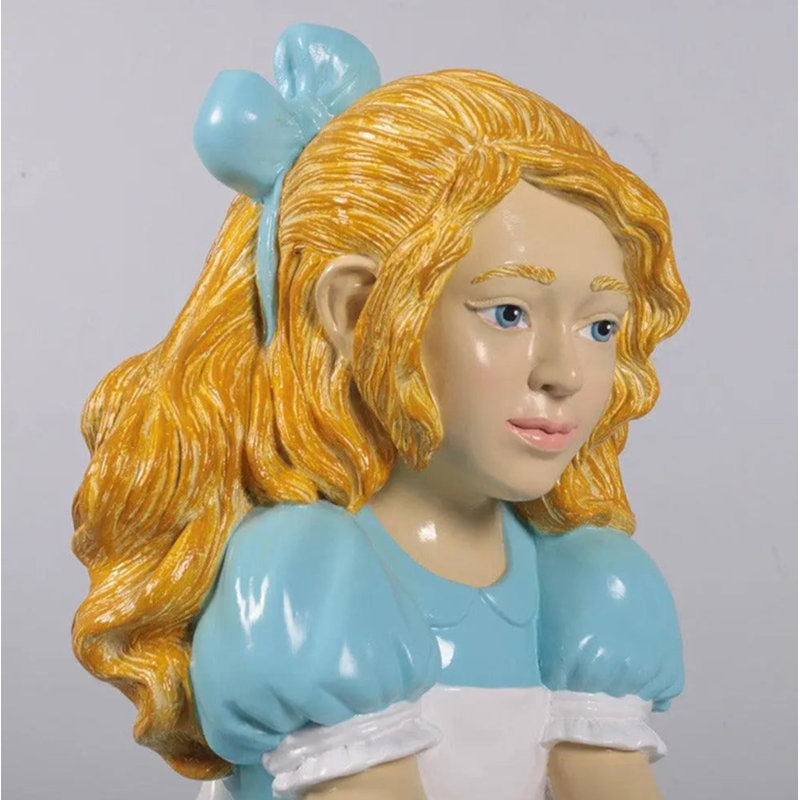 Statue Alice assise