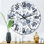Horloge murale à motif de fleurs blanches dans des tons de gris