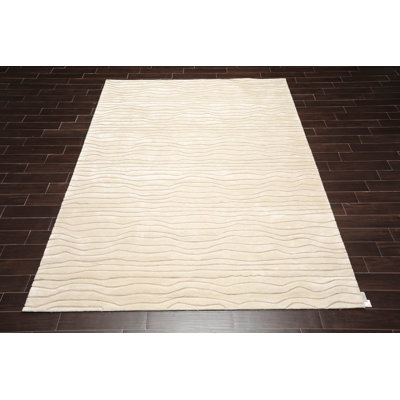Tapis beige en soie noué à la main de conception unique 7 pi 9 po x 10 pi 10 po Leonnie