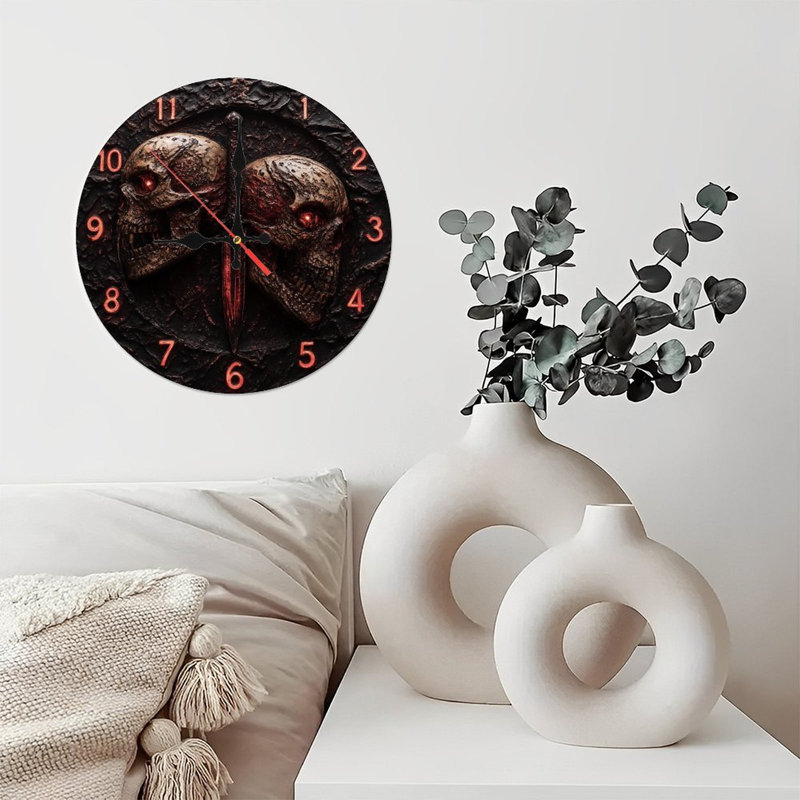 Horloge avec crânes et poignard
