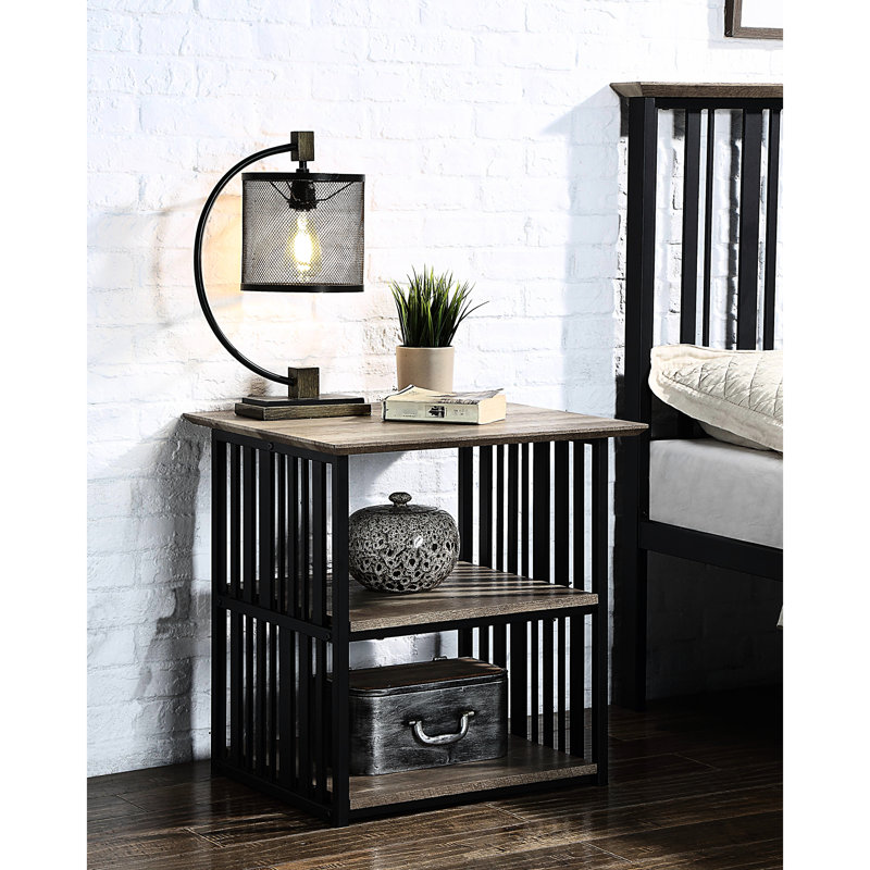 Table de chevet à thème industrielle avec finition chêne antique et noir, 2 tablettes ouvertes, placage de papier, métal thermolaqué, largeur de 21,45 po, profondeur, capacité de finition maximale de 100 lb, compartiments, structure métallique,