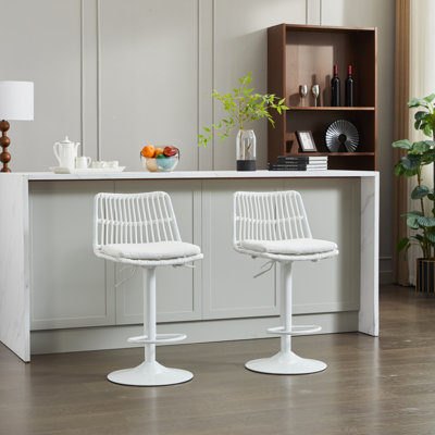 Ensemble de 2 tabourets de bar réglables en rotin avec pivot à 360 °, repose-pieds confortable et base en métal durable pour une utilisation polyvalente