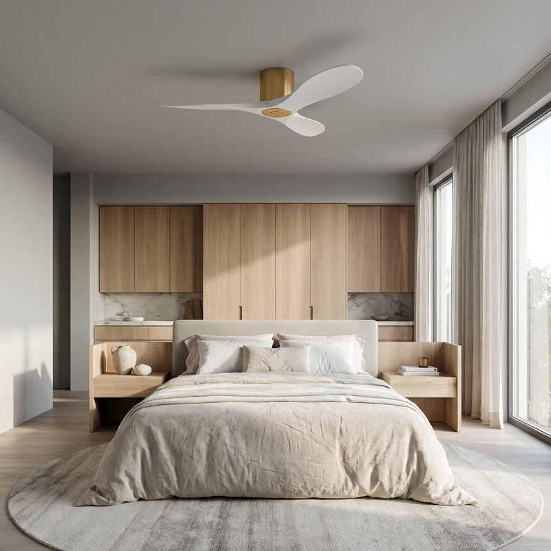 Ventilateur de plafond Maverick Smart Hugger, 44" Wide, Burnished Brass, Matte White