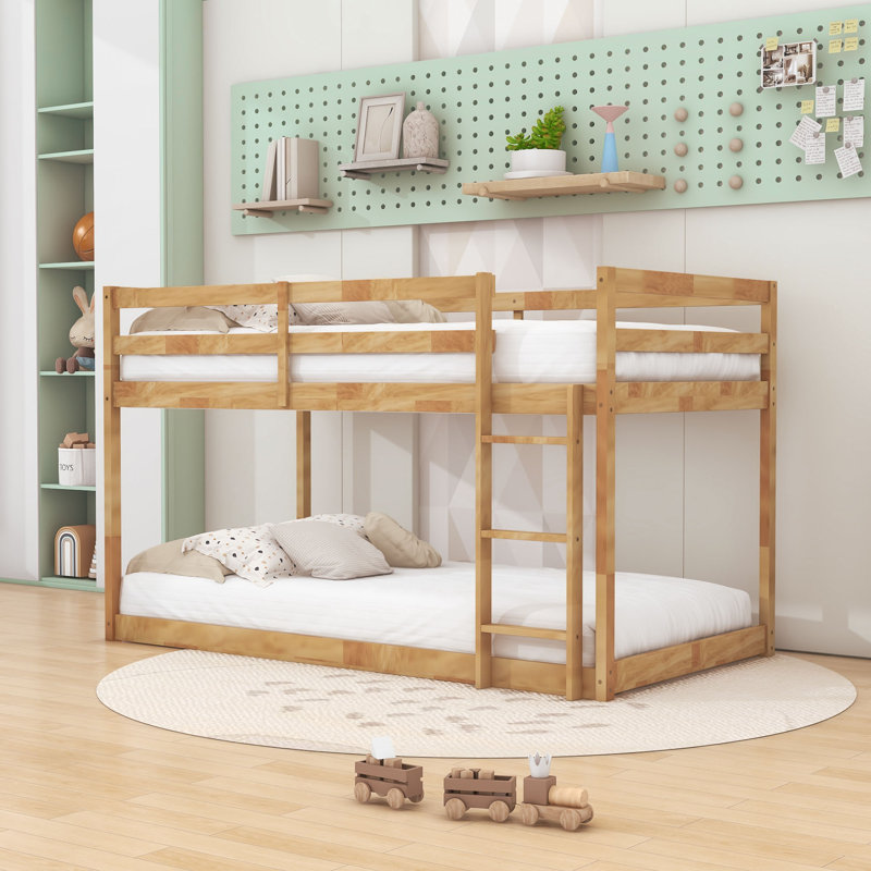 Lit simple superposé en bois avec garde-corps