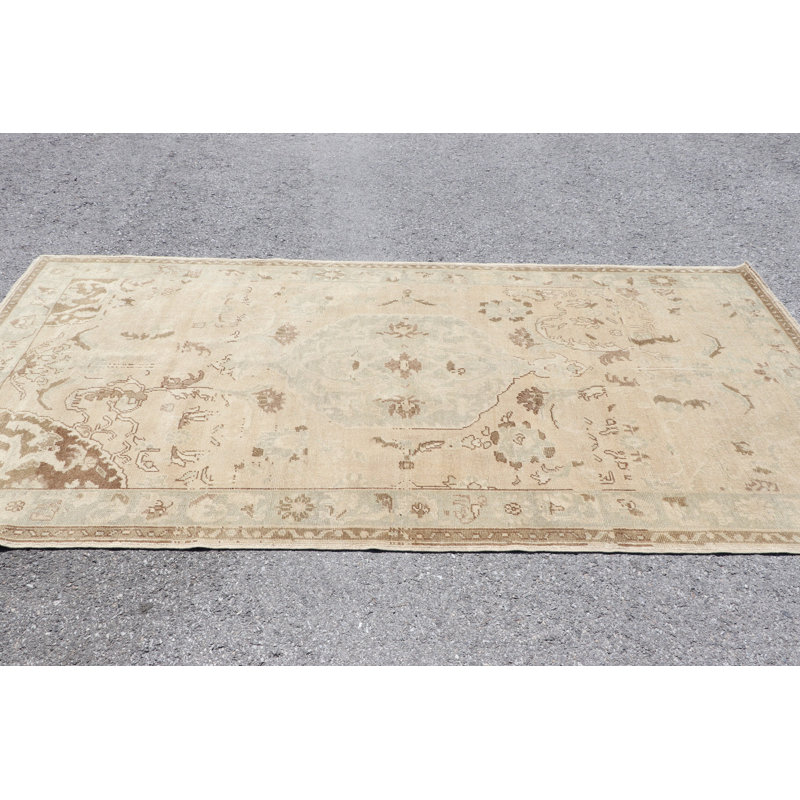 Tapis turc fait à la main en beige avec des motifs floraux bleus et bruns parfaits pour un thème de décoration vintage