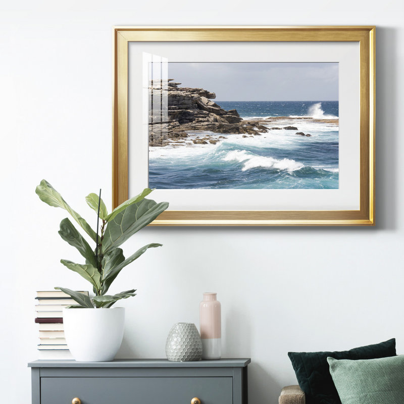Toile de qualité supérieure Clovelly Bay - prête à être accrochée, Cadre doré, H 18,5 po x l 24,5 po x P 1 po, Blanc