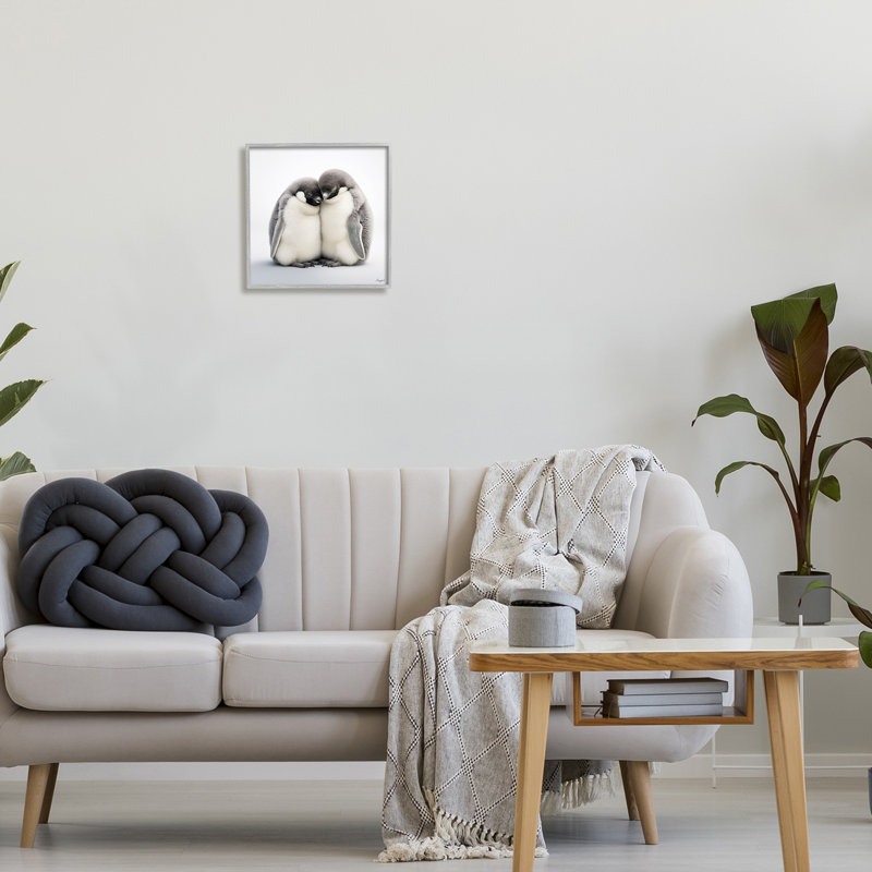 «Cuddling Penguin Duo» par Roozbeh, reproduction de photo sur toile, Estampe numérique Farmhouse, H 12 po x l 12 po