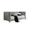 Lit de jour gris avec sièges contemporains, pieds en métal doré et capitonnage à canaux, profondeur de 80,57 po, pieds de capitonnage avec assise de matelas, hauteur de 32,24 po, sensation douillette