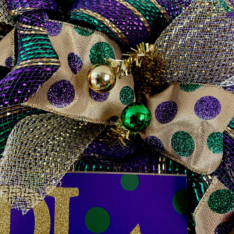 Couronne Mardi Gras avec grandes lettres dorées