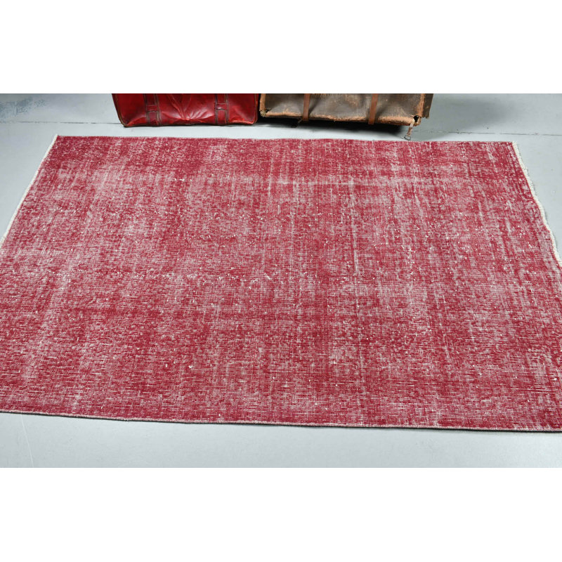 Un tapis turc rétro fabriqué à la main en rouge offre un style anatolien authentique pour une décoration de sol unique
