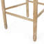 Charmants tabourets de bar avec des pieds sculptés complexes et des dossiers circulaires, offrant style et confort