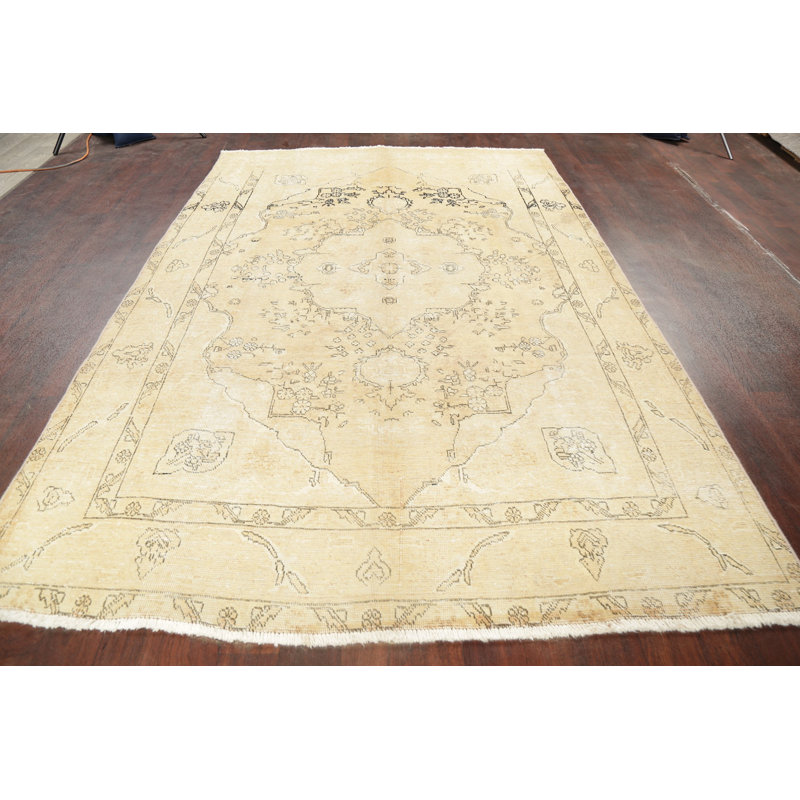 Tapis beige en laine noué à la main de conception unique 6 pi 5 po x 9 pi 6 po Tabriz Hartly
