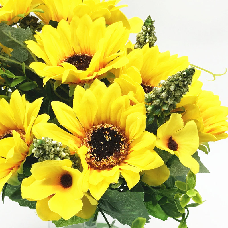 Agencement de fleurs en soie dans un vase