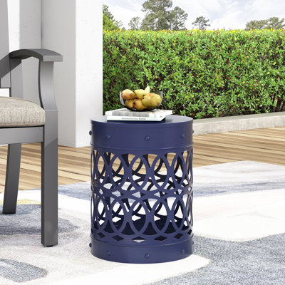 Grande table d'appoint moderne en métal pour l'extérieur. Bleu marine, fabrication en fer. Thermolaqué, sans assemblage. 13,71 po x 13,71 po x 17,93 po, grande table 4,57 lb, motif moderne. Structure thermolaquée, 13,71 po x 18 po