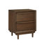 Table de chevet classique à finition noyer avec 2 tiroirs et port de charge, parfaite pour les chambres à coucher de style Mid-Century moderne