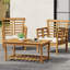Ensemble de 2 fauteuils club en bois + table, au design classique et résistant aux intempéries grâce à ses panneaux à lattes marron.