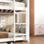 Lit simple superposé au-dessus d'un plancher en bois d'hévéa blanc - et style combiné pour les pieds de lit-736532549