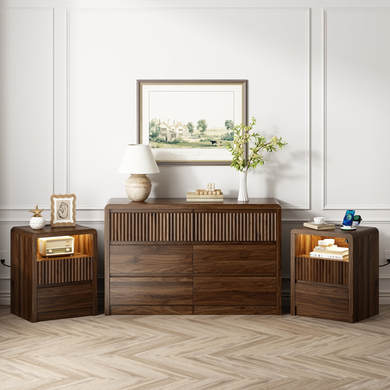 Ensemble de chambre à coucher cannelée 3 pièces Kizzy, commode à 8 tiroirs et 2 tables de chevet, armoire multi-usage pour commode de chambre à coucher, meuble télé et table de bout pour canapé,