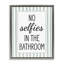«No Selfies In Bathroom Floating Frame», design par Lettré et doublé-2076997510-2076997506
