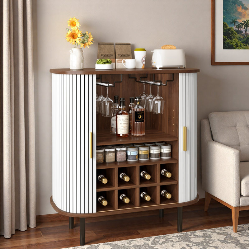 Armoire à vin cannelée avec support à vin à 8 grilles, 5 tablettes réglables à 5 niveaux, 2 porte-verres, 4 espaces de rangement cachés et portes coulissantes