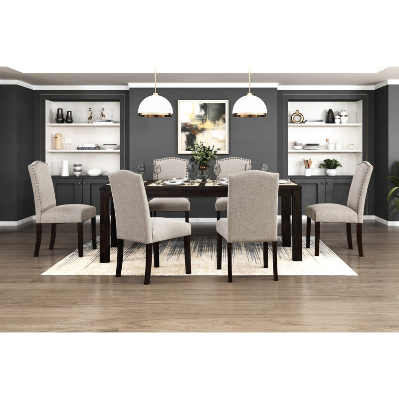 7 tables de salle à manger au design moderne pour la pièce: table brun foncé et 6 chaises rembourrées taupe, 6 sièges, garniture cloutée Suite: tissu rectangulaire texturé