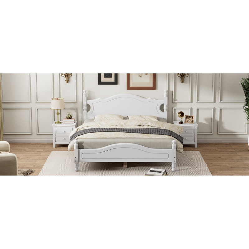 Lit grand relaxant, blanc, avec lattes en bois rétro pour plus de confort, structure solide pour une nuit paisible et confortable