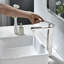Robinet pour vasque de salle de bain moderne à poignée simple en nickel brossé avec tuyaux d'eau Modern