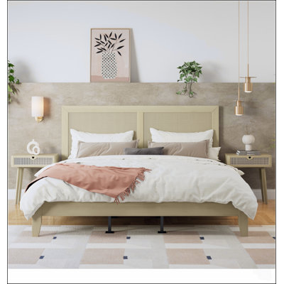 Lit plateforme king size en bois massif avec tête de lit en rotin, durable et élégant pour les chambres modernes et de style bord de mer