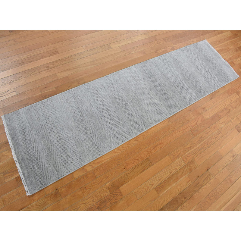 Tapis de couloir gris nouvel âge en soie 2 pi 6 po x 9 pi 10 po Carolyon