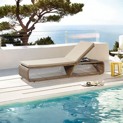 Outdoor Pool Lounge Chair With PE Wicker Outdoor Wicker Chaise Lounge , Cushion Included