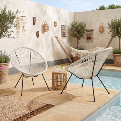 Ensemble de 2 chaises de jardin en rotin PE et acier, avec assise tressée façon hamac et pieds inclinés, pour terrasse.